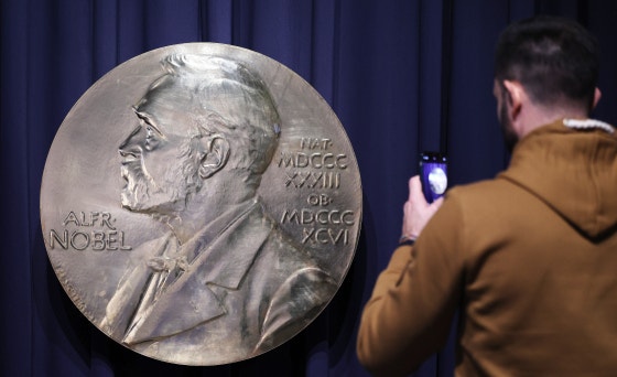 スウェーデン・ストックホルムのノーベル賞博物館を訪れた観光客がノーベル賞メダルを記念撮影している。 ［ニュース1］