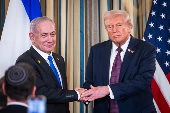 米国のドナルド・トランプ大統領（右）とイスラエルのベンヤミン・ネタニヤフ首相が9月29日（現地時間）、ワシントンD．C．ホワイトハウスで開かれた共同記者会見の後に握手している。［写真 EPA＝聯合ニュース］