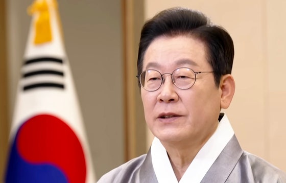 李在明（イ・ジェミョン）大統領が10月4日、映像メッセージを通じて国民に秋夕（チュソク、中秋）のあいさつを伝えている。［写真　ニュース1］