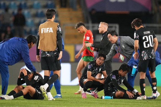 モロッコに敗れてうなだれる韓国選手 ［AP＝聯合ニュース］