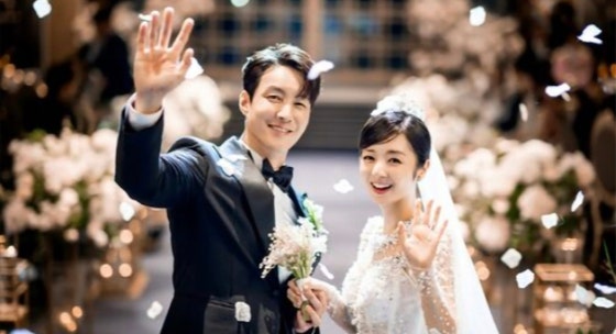 結婚式での新郎新婦。