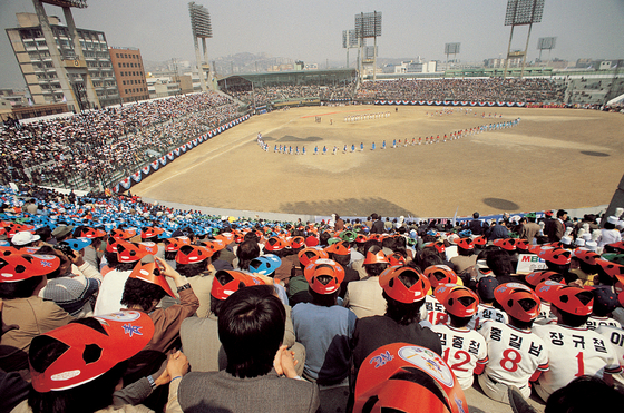 1982年3月27日、韓国プロ野球が第一歩を踏み出した。MBC青竜（現LGツインズ）とサムスン・ライオンズの開幕戦を見るためソウル東大門（トンデムン）野球場に集まった観客。 ［中央フォト］