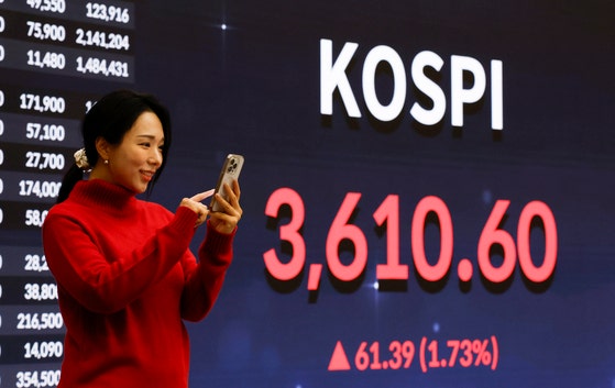 秋夕(チュソク、中秋)連休が終わり、10日のKOSPI(韓国総合株価指数)が半導体株の上昇などで初めて3600を超えた。この日KOSPIは前営業日(2日)比1.73%上昇した3610.60で取引を終えた。写真はソウル汝矣島(ヨイド)韓国証券取引所。 キム・ジョンフン記者