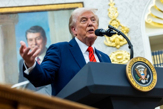 トランプ米大統領が10日にホワイトハウスで開かれた記者会見でメディアの質問に答えている。［写真 EPA＝聯合ニュース］