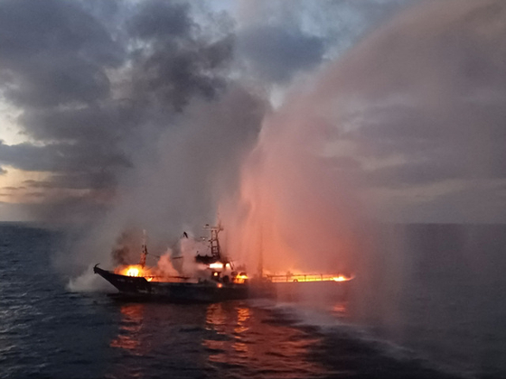 12日明け方、済州の馬羅島から南東約35キロメートル海上で釜山船籍の大型巻き網漁船で火災が発生し、出動した海洋警察艦艇が消火砲で火災を鎮圧している。［写真 西帰浦海洋警察署］