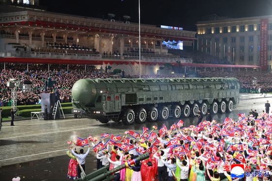 北朝鮮が10日、労働党創建80周年を記念する深夜の閲兵式（軍事パレード）で最新型大陸間弾道ミサイル（ICBM）と主張する「火星20型」を初めて公開した。［朝鮮中央通信＝聯合ニュース］