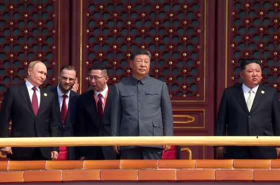   中国天安門の望楼に「朝中ロ」3国首脳が並んで立つ様子［写真 平壌（ピョンヤン）労働新聞＝ニュース1］