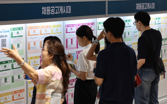 9月16日、ソウル江西区（カンソグ）のCOEX麻谷（マゴク）で開かれた「第8回航空産業ジョブフェア（就職博覧会）」を訪れた就職希望者たちが、採用公告の掲示板を見ている。［聯合ニュース］
