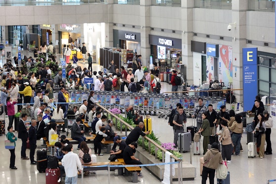 秋夕連休最終日の9日午後、仁川国際空港の入国ロビーは旅行客で込み合っている。［写真 ニュース1］