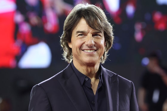 5月8日、ハリウッド俳優のトム・クルーズがソウル松坡区（ソンパグ）のロッテワールドアイスリンクで開かれた映画『ミッション：インポッシブル／デッドレコニング』のレッドカーペットイベントでポーズを取っている。［聯合ニュース］