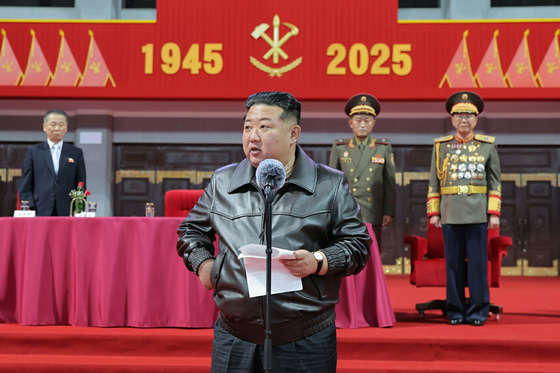 北朝鮮の金正恩委員長が12日、朝鮮労働党創建80周年慶祝行事参加者と補助要員（行事要員）を激励し、共に大集団体操と芸術公演を観覧したと、労働新聞が13日報じた。 ［ニュース1］