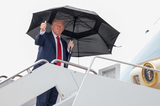 トランプ米大統領が12日（現地時間）、メリーランド州アンドルーズ統合基地でイスラエル訪問のために専用機エアフォースワンに搭乗して親指を立てている。 ［ロイター＝聯合ニュース］