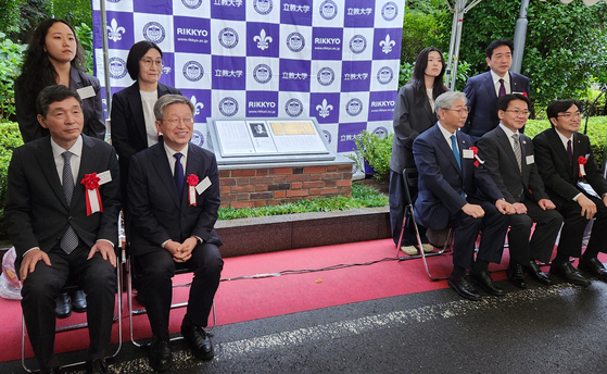 東京・立教大で11日、詩人・尹東柱の記念碑除幕式が開かれた。前列左から李赫・駐日大使、尹東柱の甥、尹仁石・成均館大名誉教授、尹東燮・延世大総長、小原克博・同志社大学長、西原廉太・立教大総長。大貫智子特派員撮影