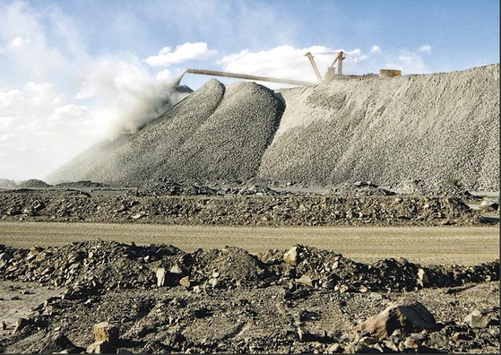 中国内モンゴル自治区の希土類（レアアース）採掘現場。［香港紙「明報」　キャプチャー］