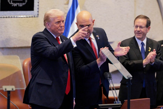米国のドナルド・トランプ大統領が13日、エルサレムのイスラエル議会で演説する前に、アミール・オハナ議長（中央）ら出席者のスタンディングオベーション（起立拍手）を受けている。［写真 AP＝聯合ニュース］