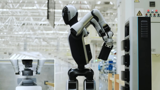 7月、中国のロボット企業ＵＢテックロボティクスが公開した、自らバッテリーを充電する産業用ヒューマノイド「ウォーカーS2」。［写真　ＵＢテック］