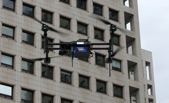 9月、政府大田（テジョン）庁舎で開催された「関連機関統合防護訓練」で許可を受けていないドローンが庁舎に侵入した状況が演出されている。 ［聯合ニュース］