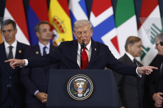 トランプ米大統領が13日（現地時間）、エジプトのシャルム・エル・シェイクで「ガザ和平宣言」に署名した後、欧州と中東各国の首脳が見守る中で演説している。 ［AP＝聯合ニュース］