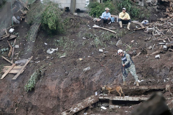  大雨被害地域を捜索しているメキシコの軍人たち［写真 EPA＝聯合ニュース］