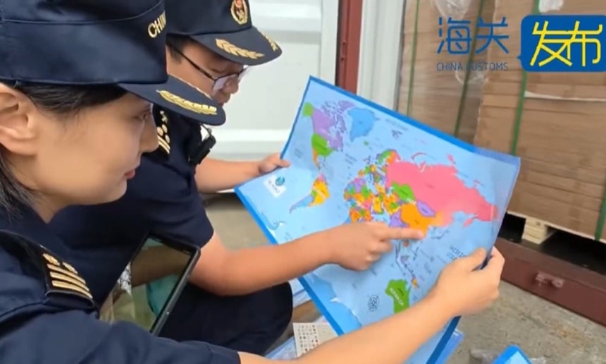   地図をチェックする中国税関 ［写真 中国海関総署sns］