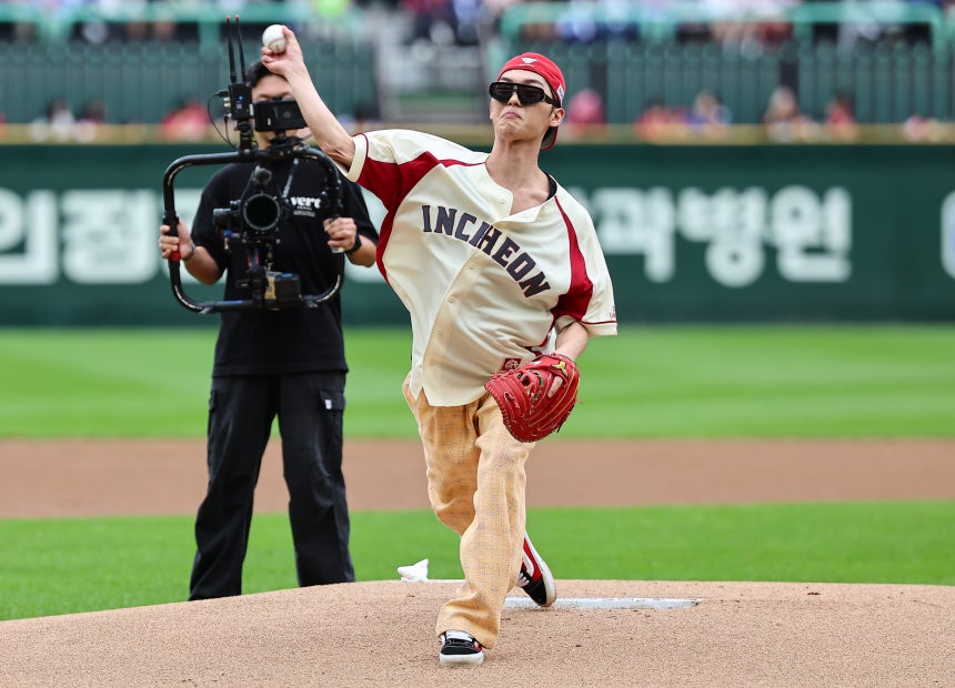 韓国俳優のチェ・ヒョヌクが10月9日午後、仁川（インチョン）SSGランダースフィールドで行われたプロ野球「2025　新韓（シンハン）SOLバンクKBO準プレーオフ」第1戦、サムスン・ライオンズ対SSGランダース戦の前に始球式を行っている。［ニュース1］