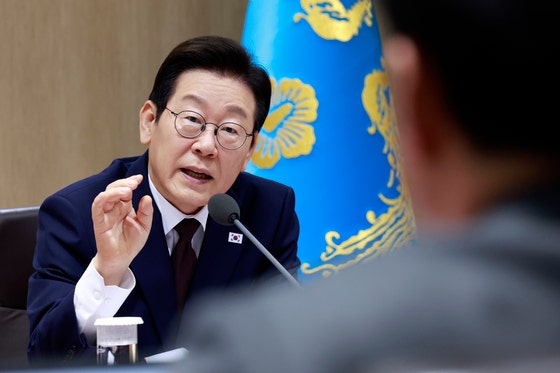 韓国の李在明（イ・ジェミョン）大統領が14日、ソウル竜山（ヨンサン）の大統領執務室庁舎で開かれた国務会議で発言している。［写真 聯合ニュース］