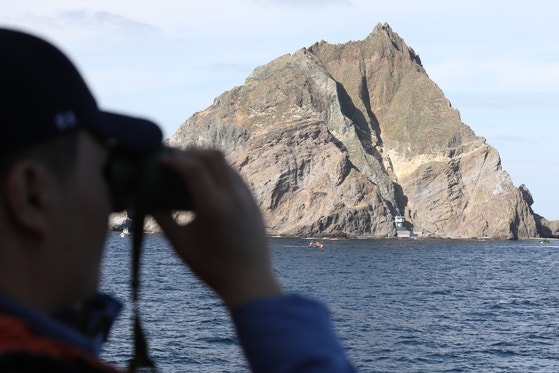 当時独島（トクド、日本名・竹島）消防ヘリ墜落事故以降に行われた捜索活動の様子。［写真 聯合ニュース］