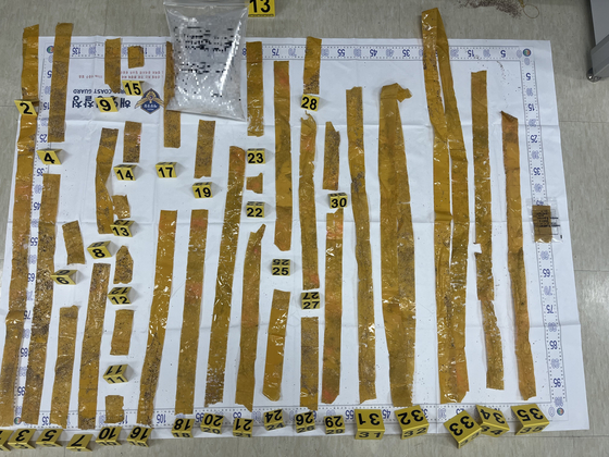  済州西帰浦市城山邑（チェジュ・ソグィポシ・ソンサンウプ）のクァンチギ海岸で発見された麻薬類の一種・ケタミン。［写真　済州海洋警察庁］