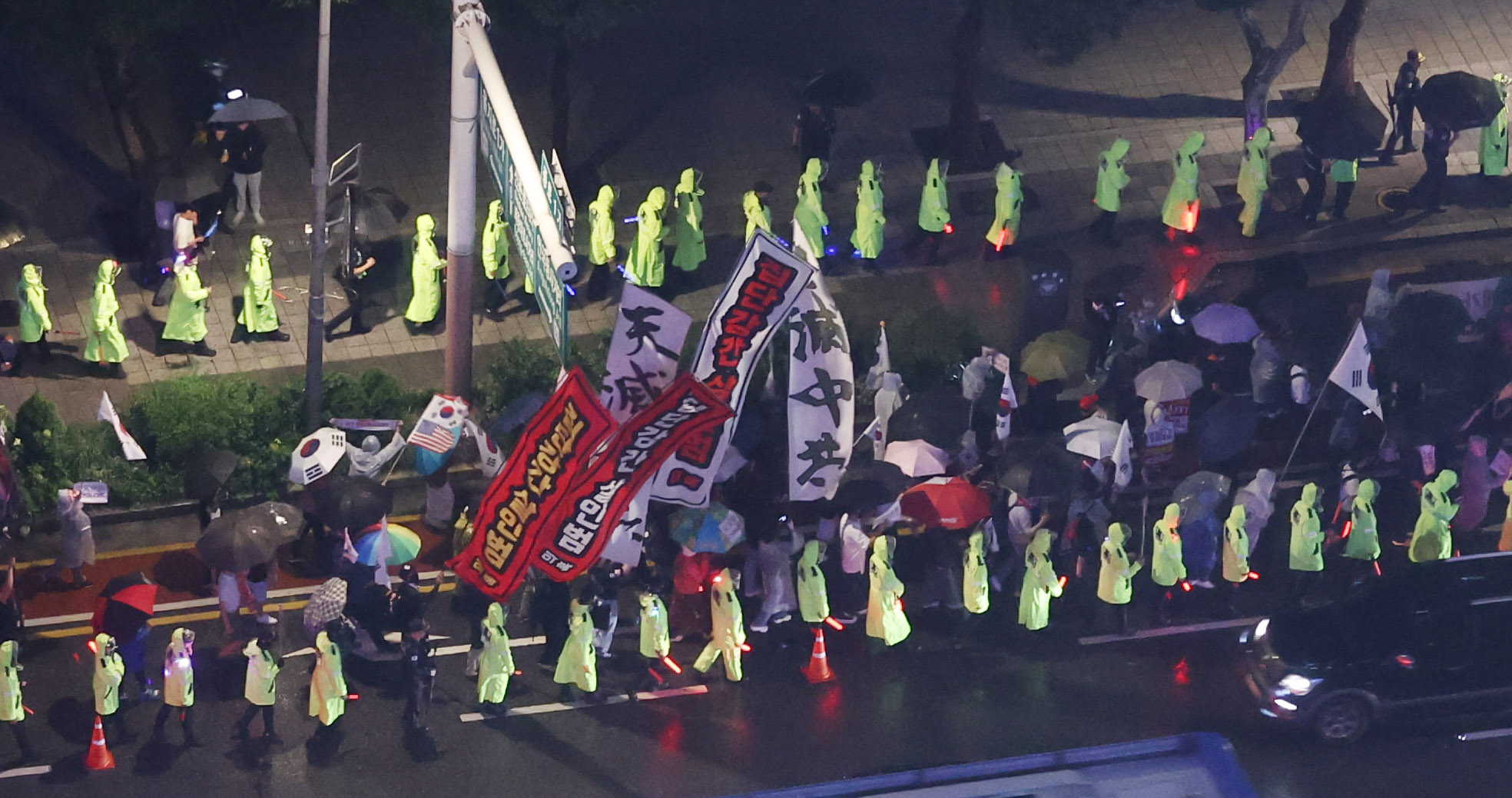   「反中デモ」で行進する韓国の保守系団体。［ニュース1］