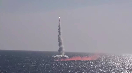 ロシア国防省が公開した太平洋艦隊所属の潜水艦が東海（トンヘ、日本名・日本海）上で巡航ミサイルを発射する場面 ［写真 ロシア国防省sns］
