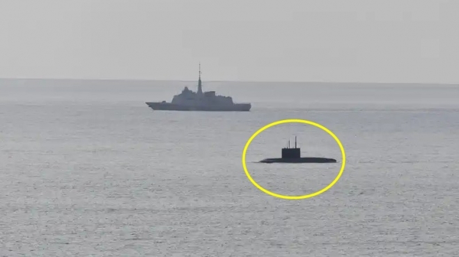   フランス北部の海岸付近に突如現れたロシア潜水艦「ノヴォロシースク」 ［写真 NATO海上司令部］