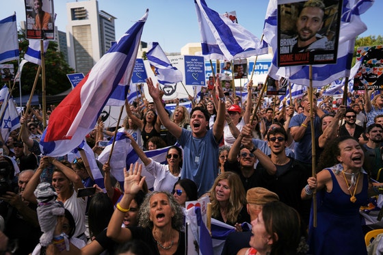 13日、イスラエルのテルアビブ「人質広場」に集まった市民が人質解放に歓呼している。ハマスはイスラエルとの休戦合意で生存する人質20人を段階的に解放した。 ［AP＝聯合ニュース］
