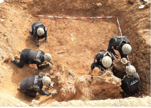 2021年、白馬（ペクマ）高地一帯で遺骨発掘作業を行う将兵たち。［写真　国防部＝聯合ニュース］