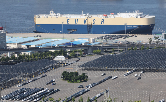 現代自動車蔚山工場の輸出船積み埠頭そばのヤードに自動車が待機している。［写真 聯合ニュース］