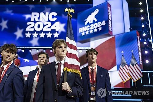※本文記事と直接関係はありません。米国共和党全党大会3日目の2024年7月17日、行事開始前に青年党員たちが米国の国旗を持ってリハーサルをしている。 ［写真　聯合ニュース］