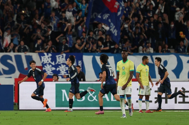 日本代表選手らが逆転ゴールの後、歓呼している。失望するブラジル選手とは対照的だ。森保監督は来年の北中米W杯で優勝を目標にしている。日本サッカー協会の大々的な支援の中、選手らも優勝に意欲を見せている。 ［ロイター＝聯合ニュース］