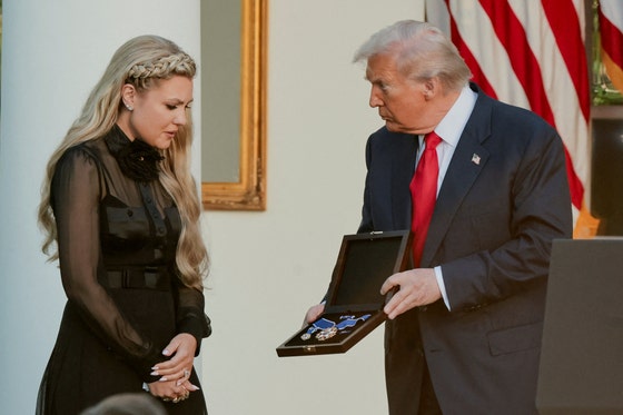 トランプ米大統領（右）が14日（現地時間）、米ホワイトハウスのローズガーデンで先月暗殺された青年保守団体活動家チャーリー・カーク氏に死後に授与する「自由のメダル」をカーク氏の妻エリカ氏に伝達している。 ［ロイター＝聯合ニュース］