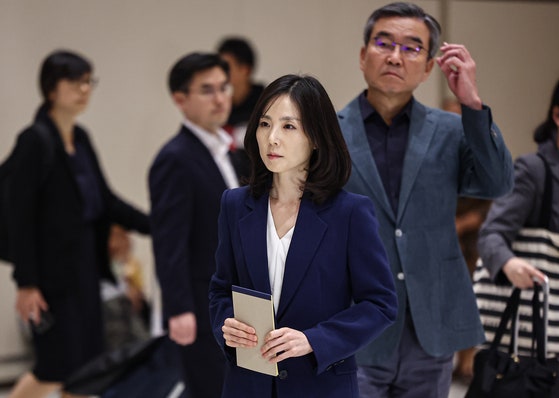 韓国の金珍我（キム・ジナ）外交部第2次官、朴星柱（パク・ソンジュ）警察庁国家捜査本部長など、法務部・警察庁・国家情報院で構成されたカンボジア事態政府合同対策チームが15日（現地時間）、カンボジア・テチョ国際空港を通じて入国している。合同対策チームは、カンボジア当局と拘束された韓国人の送還、韓国警察駐在官および協力官の追加派遣などの協力体制について協議する予定だ。［写真 ニュース1］