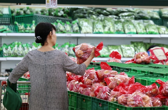 ソウル市内の大型スーパーで買い物をする市民。過去5年間で食料品物価が20％以上上昇したことが分かった。［ニュース1］
