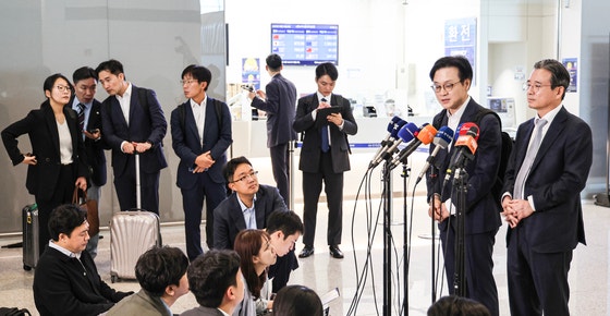 韓国の金容範（キム・ヨンボム）大統領室政策室長（右）と金正官（キム・ジョングァン）産業通商部長官が16日、米国に向けて出国するために到着した仁川（インチョン）国際空港で取材陣の質問に答えている。キム・ギョンロク記者
