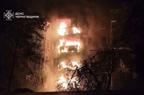 16日（現地時間）、ロシアの空襲でウクライナのチェルニーヒウの住居用建物で火災が発生した。 ［AP＝聯合ニュース］
