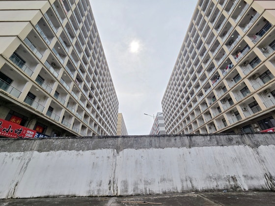 14日午後、カンボジアのシアヌークビルの犯罪団地と推定される建物の周囲に3メートル以上の塀が設置されている。 ［聯合ニュース］