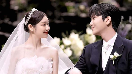 コ・ウリムさん（右）とキム・ヨナさん（左）夫婦。［キム・ヨナさんのインスタグラム キャプチャー］