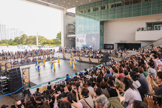 韓国国立中央博物館の年間累計観覧客が初めて500万人を突破した。10月17日、国立中央博物館によると、10月15日現在の年間累計観覧客数は501万6382人で、前年（295万5789人）と比べて約70％増加し、過去最大の規模となった。写真は6月14日に同館で行われた「文化饗宴」での国立舞踊団の公演の様子。［写真　国立中央博物館］
