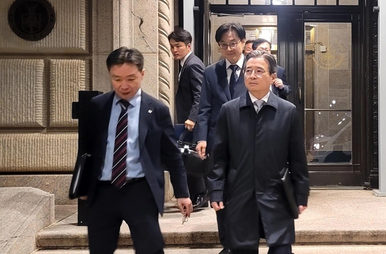 金容範（キム・ヨンボム）大統領室政策室長（右）が16日（現地時間）、米ワシントン商務省庁舎で韓米交渉を終えた後、建物から出ている。 ［聯合ニュース］