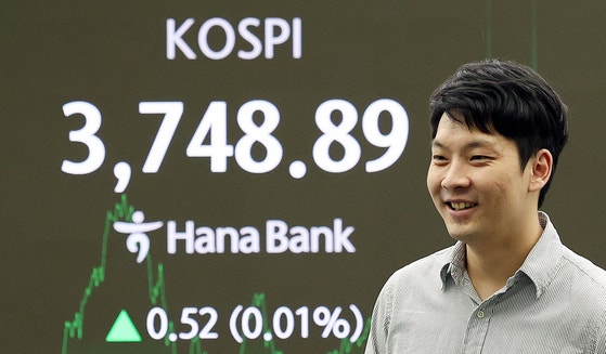 17日午後、ソウル中区（チュング）ハナ銀行ディーリングルームの電光掲示板に終値基準で過去最高額を更新したKOSPI指数が表示されている。 ［ニュース1］