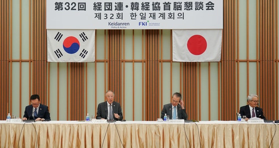 17日、東京経団連会館で開催された「第32回韓日財界会議」であいさつする柳津（リュ・ジン）韓国経済人協会会長（左から2人目） ［韓経協 提供］