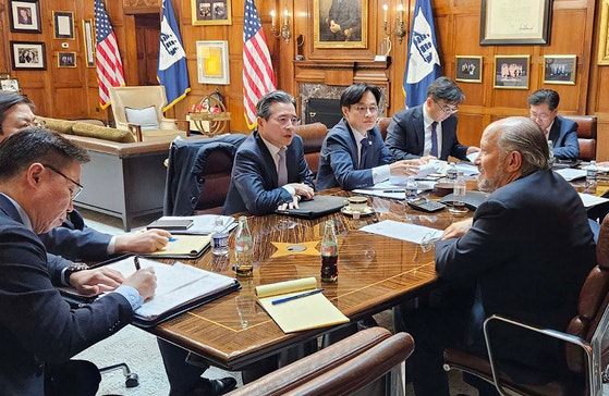 韓国の金容範（キム・ヨンボム）大統領室政策室長と金正官（キム・ジョングァン）産業通商部長官（左から3人目）は16日（現地時間）、米国ワシントンD．C．でハワード・ラトニック商務長官と韓米関税交渉の懸案を協議している。金室長は19日に帰国し、協議の結果について「実質的な進展があった」と明らかにした。［写真 韓国産業通商部］