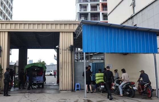 10月18日（現地時間）、カンボジア・シアヌークビルの犯罪団地とされる建物の入口で検問が行われている。［ニュース1］