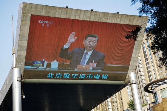 今月20日から23日まで開かれる中国共産党第20期第4回中央委員会全体会議（4中全会）では、中央軍事委員会の欠員を補う軍人事が行われるかどうかに注目が集まっている。写真は、昨年7月に開かれた第20期3中全会のニュースが北京市中心部の大型電光掲示板に映し出されている様子。［写真 ロイター］